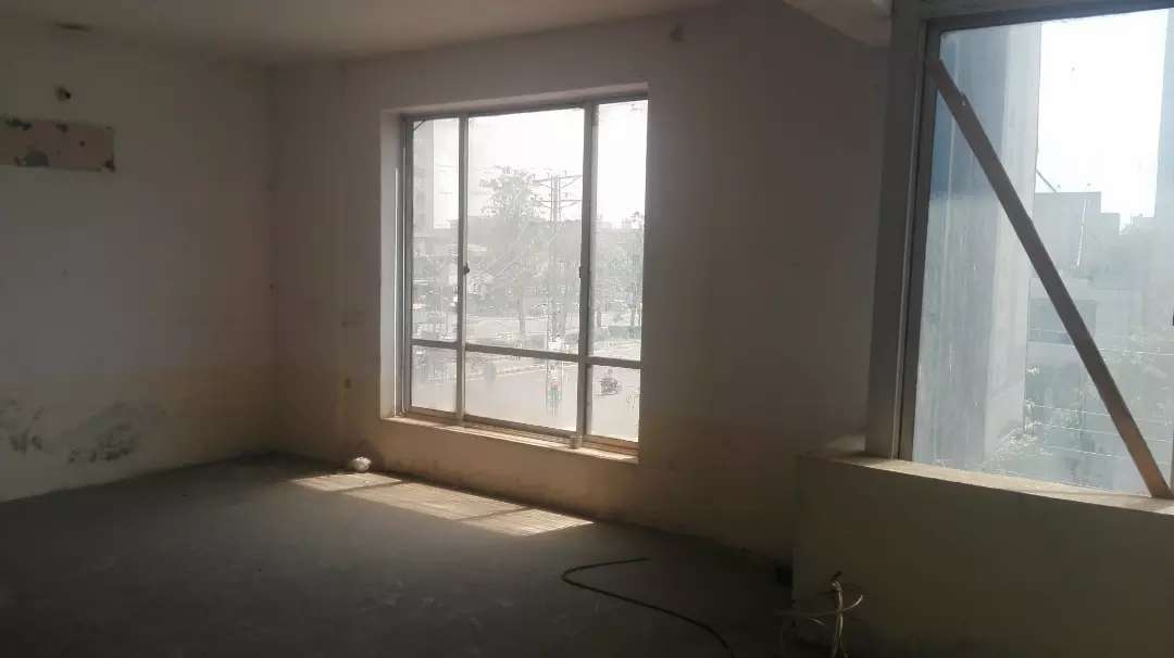 560 Sq ft Main facing office For Rent in Gulberg 2 Main Market Lahore