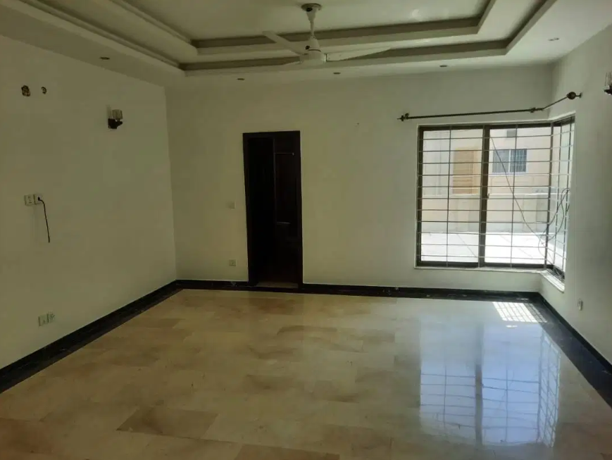 10 Marla House Available For Rent In Lahore